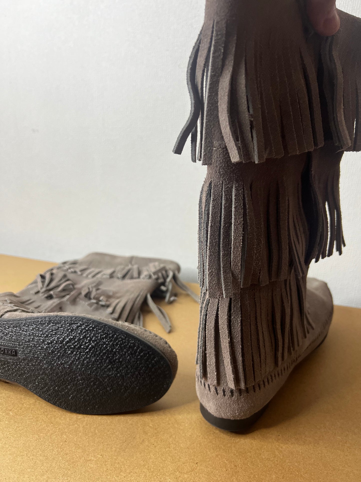 BOTA MINNETONKA GRIS N38