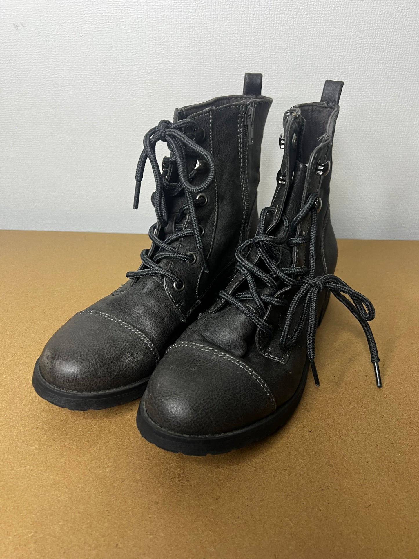 BOTIN AMERICAN EAGLE GRIS GRAFITO N37