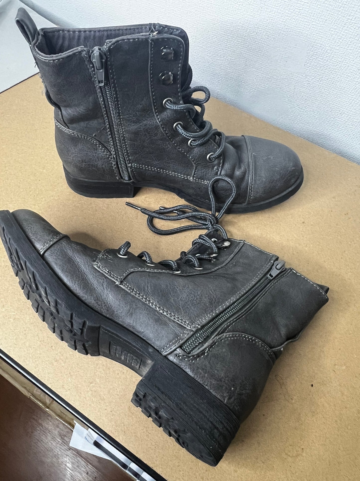 BOTIN AMERICAN EAGLE GRIS GRAFITO N37