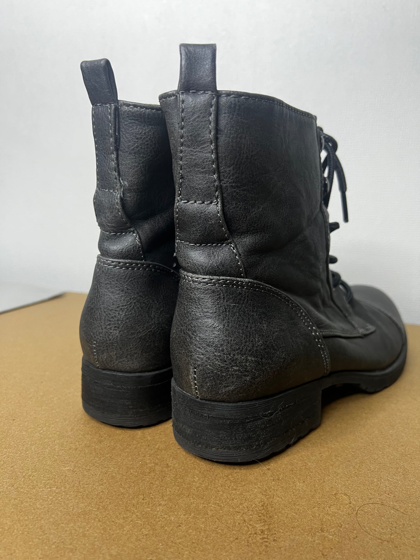 BOTIN AMERICAN EAGLE GRIS GRAFITO N37